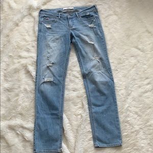 Low-rise light wash blue jeans! 👖✨